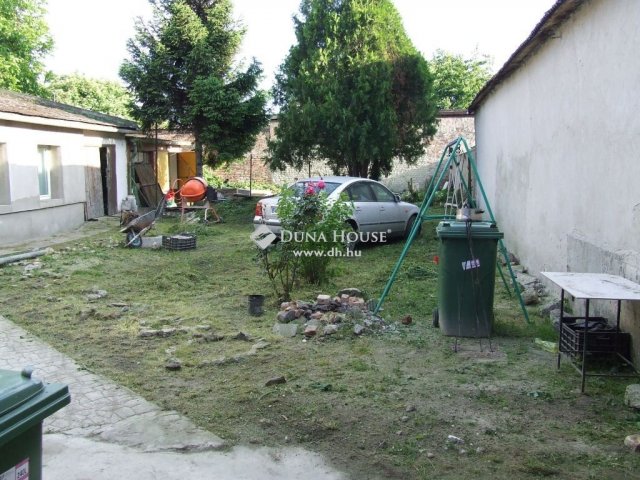 Eladó családi ház, Esztergomban 88 M Ft, 6 szobás