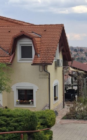 Eladó családi ház, Pécsett 199.99 M Ft, 8 szobás