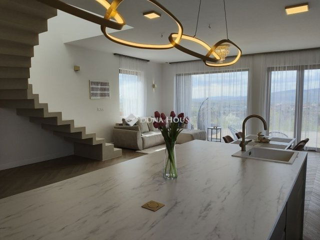 Eladó családi ház, Vácon 159.9 M Ft, 5 szobás