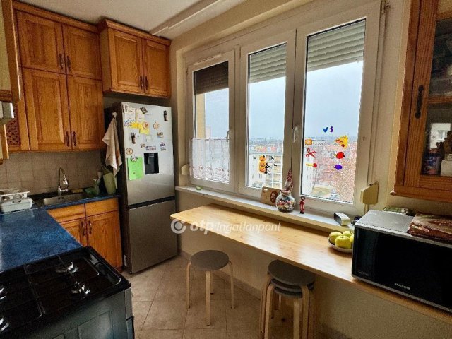 Eladó panellakás, Székesfehérvárott 59.99 M Ft, 3 szobás