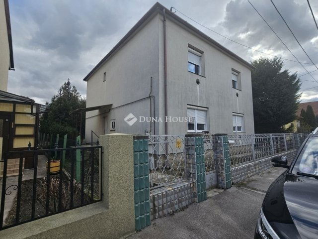 Eladó családi ház, Pécsett 85 M Ft, 7 szobás
