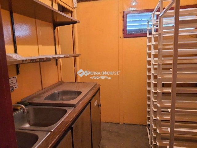 Eladó üzlethelyiség, Komlón 15 M Ft / költözzbe.hu