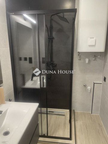 Eladó panellakás, Pécsett, Építők útján 64.99 M Ft, 3 szobás