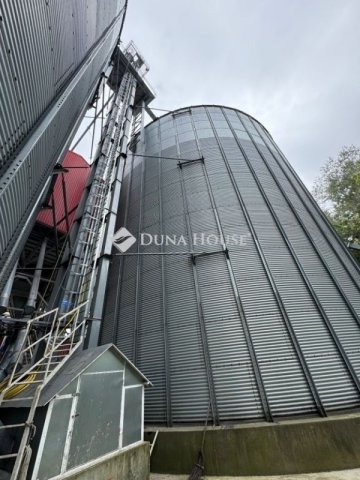 Eladó ipari ingatlan, Szentkirályon 2100 M Ft