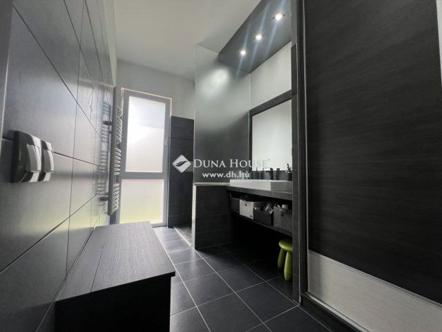 Eladó családi ház, Szegeden 280 M Ft, 4+1 szobás