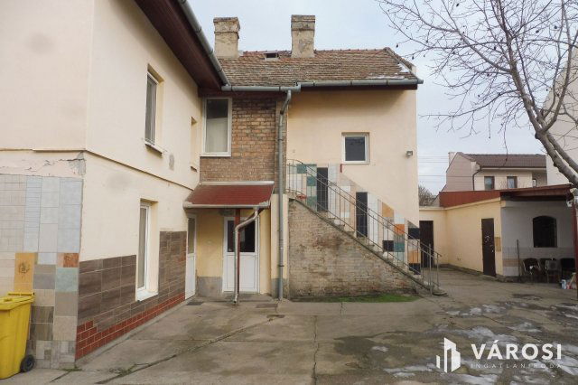 Eladó családi ház, Szegeden 160 M Ft, 8 szobás