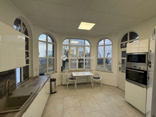 Eladó téglalakás, Pécsett 120 M Ft, 4 szobás