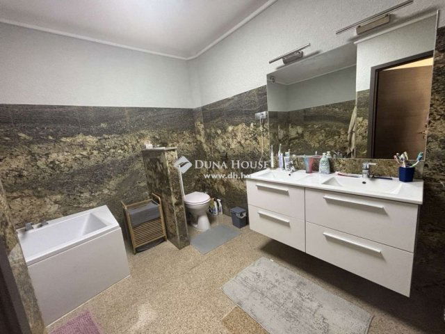 Eladó családi ház, Kecskeméten 99.9 M Ft, 6 szobás