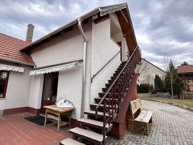 Eladó családi ház, Komáromban 69 M Ft, 7 szobás