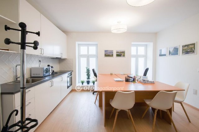 Eladó téglalakás, Balatonkenesén 60 M Ft, 2 szobás