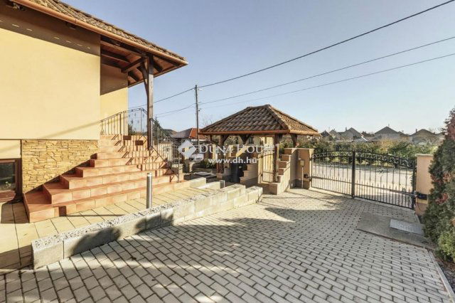 Eladó családi ház, Kecskéden 154.9 M Ft, 5 szobás
