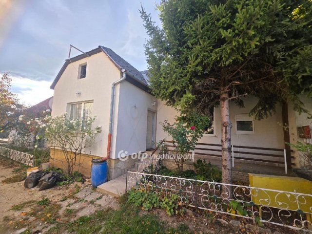Eladó családi ház, Ürömön 109.9 M Ft, 4 szobás