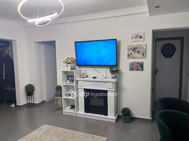 Eladó panellakás, Pápán 43.99 M Ft, 1+3 szobás