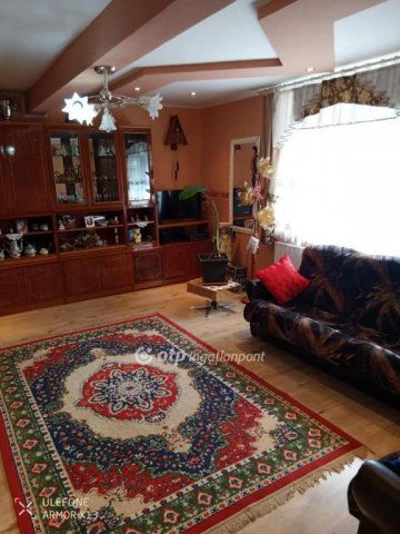 Eladó családi ház, Tiszaföldváron 34.99 M Ft, 4 szobás