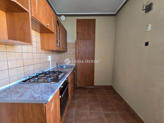 Kiadó panellakás, albérlet, Pécsett 150 E Ft / hó, 2 szobás