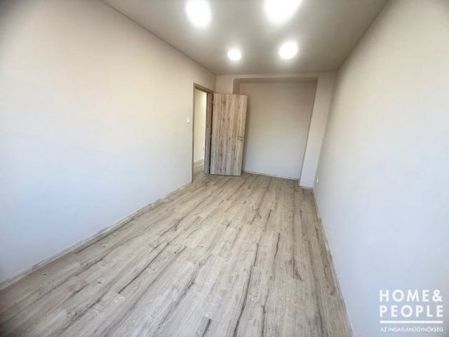 Eladó téglalakás, Szegeden 64.999 M Ft, 2+1 szobás