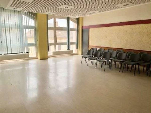 Kiadó üzlethelyiség, Pécsett 1800 E Ft / hó, 8 szobás