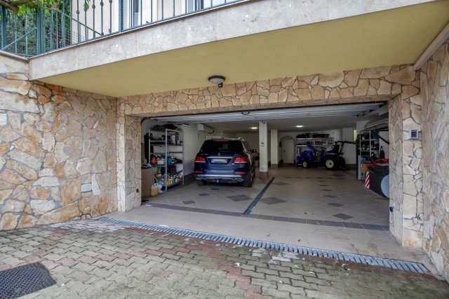 Eladó családi ház, Budakeszin 360 M Ft, 10 szobás