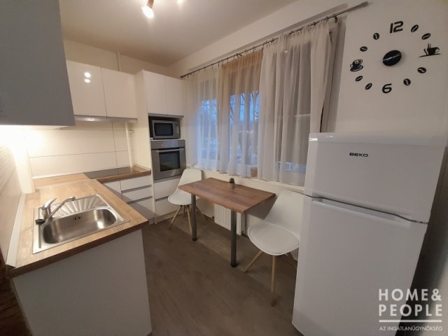 Eladó téglalakás, Szegeden 54 M Ft, 2 szobás