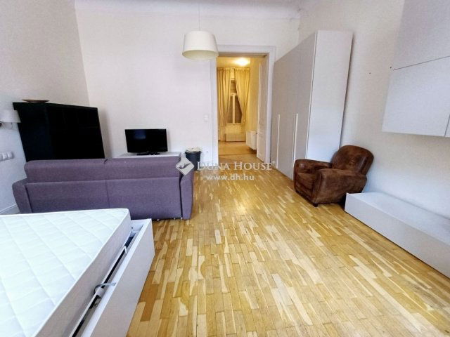 Eladó téglalakás, Budapesten, VI. kerületben 77.9 M Ft, 1 szobás