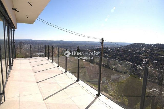 Eladó téglalakás, Pécsett 159.9 M Ft, 4 szobás