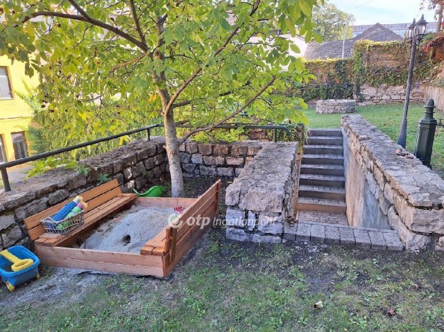 Eladó téglalakás, Veszprémben 99.99 M Ft, 4 szobás