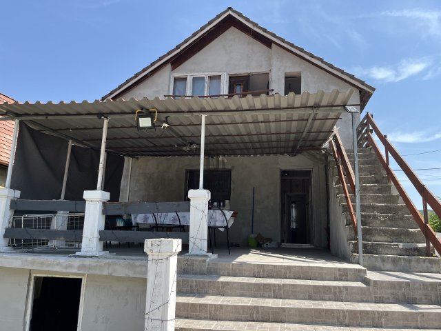 Eladó családi ház, Esztergomban 44.9 M Ft, 6 szobás