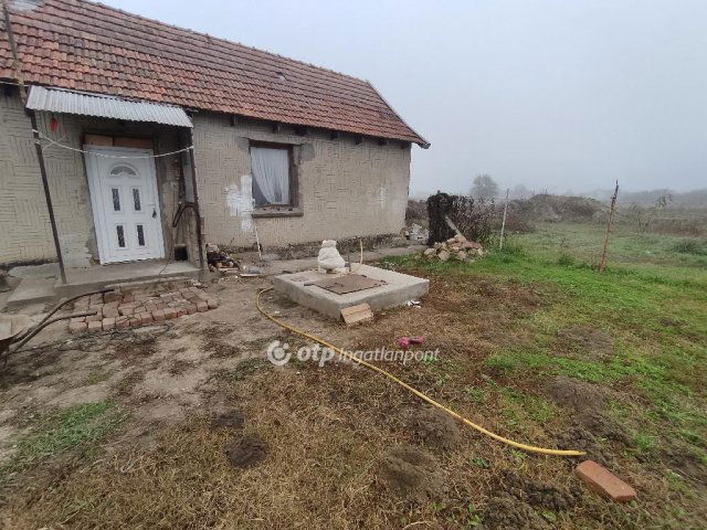 Eladó családi ház, Fegyverneken 6 M Ft, 1 szobás