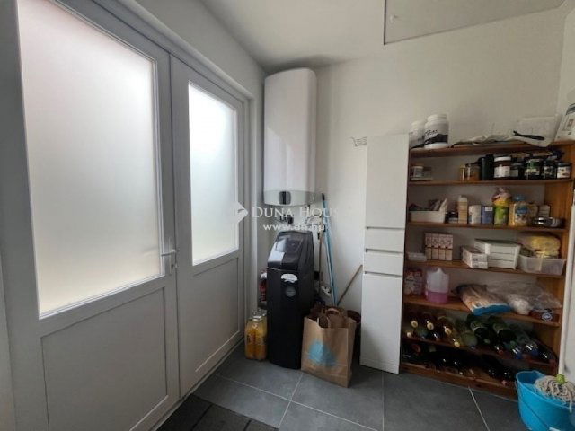 Eladó családi ház, Pécsett 144.5 M Ft, 4 szobás