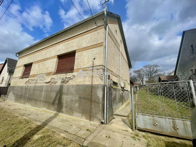 Eladó családi ház, Szakcson 9.5 M Ft, 4 szobás