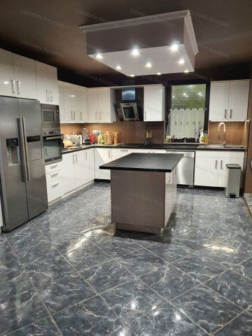 Eladó családi ház, Cserszegtomajon 381 M Ft, 7 szobás