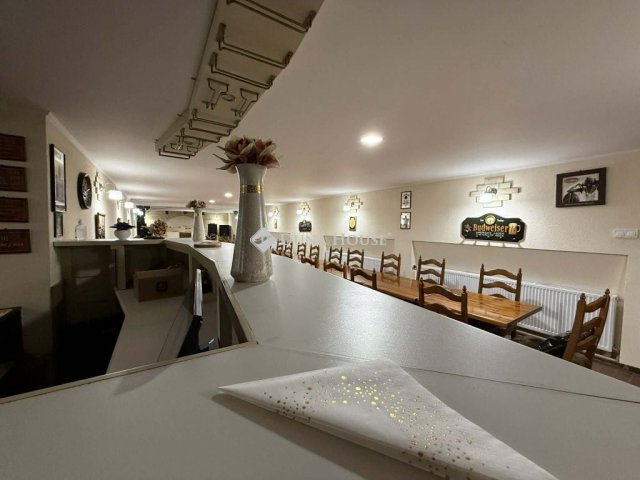 Eladó üzlethelyiség, Izsákon 95.9 M Ft, 3 szobás