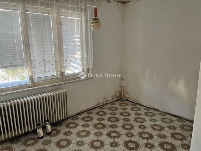 Eladó családi ház, Pécsett 72 M Ft, 3 szobás
