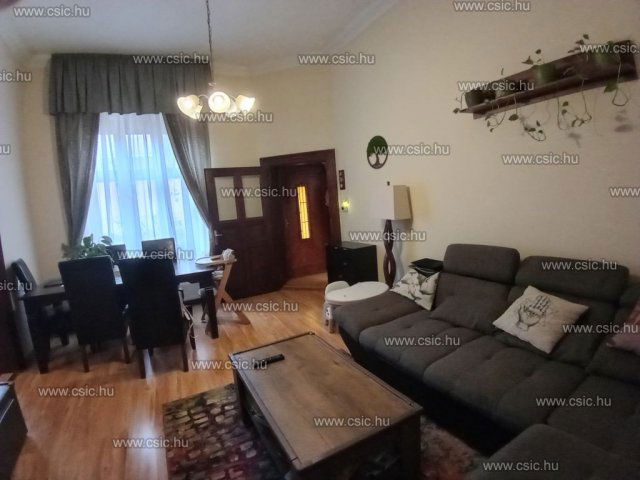 Eladó téglalakás, Budapesten, VI. kerületben 63.9 M Ft, 2 szobás