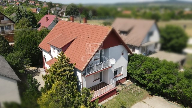 Eladó családi ház, Pákozdon 140 M Ft, 6+1 szobás