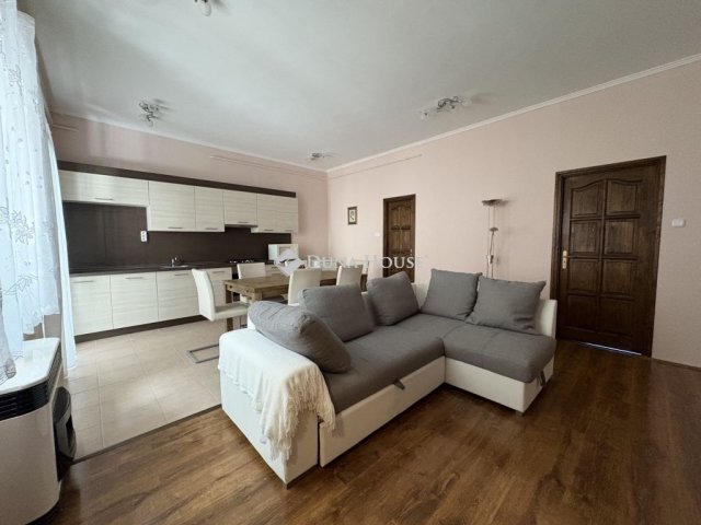 Kiadó téglalakás, albérlet, Pécsett 220 E Ft / hó, 3 szobás