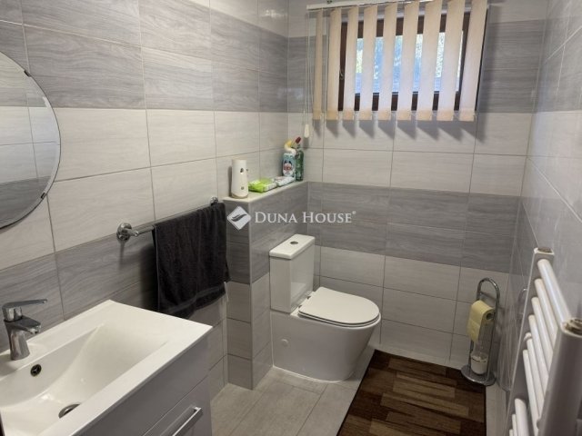 Eladó családi ház, Pécsett 119 M Ft, 5 szobás