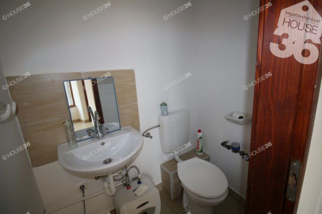 Eladó üzlethelyiség, Kecskeméten 160 M Ft, 2 szobás