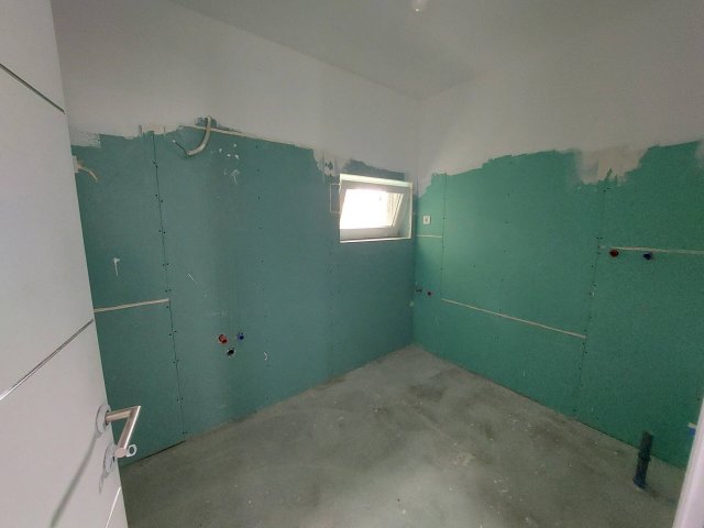 Eladó téglalakás, Esztergomban 0.065 M Ft, 10 szobás