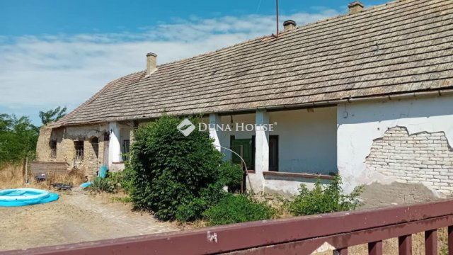 Eladó családi ház, Pincehelyen 9.9 M Ft, 2 szobás