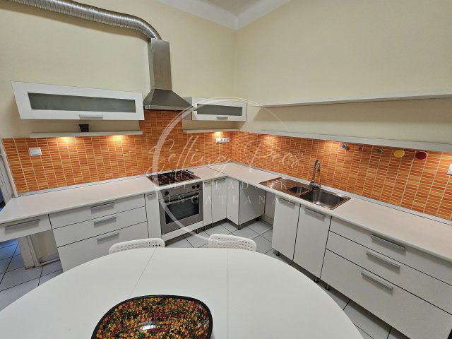 Eladó téglalakás, Pécsett, Mária utcában 61 M Ft, 3 szobás