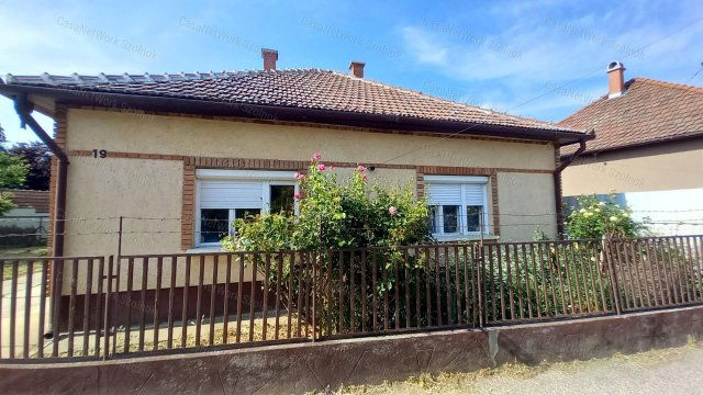 Eladó családi ház, Tószegen 24.9 M Ft, 5 szobás