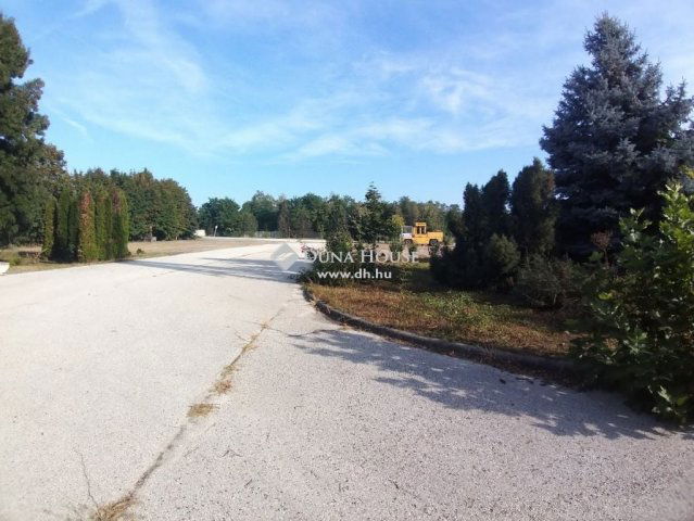 Eladó ipari ingatlan, Szigetújfalun 250 M Ft