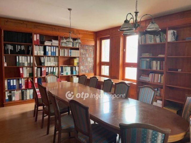 Eladó családi ház, Békéscsabán 320 M Ft, 11+2 szobás