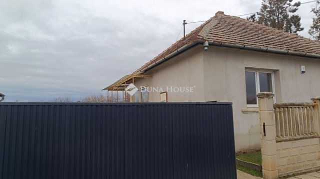Eladó családi ház, Tápiószecsőn 59.9 M Ft, 5 szobás