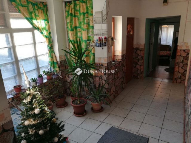 Eladó családi ház, Pécsett 46.9 M Ft, 3 szobás