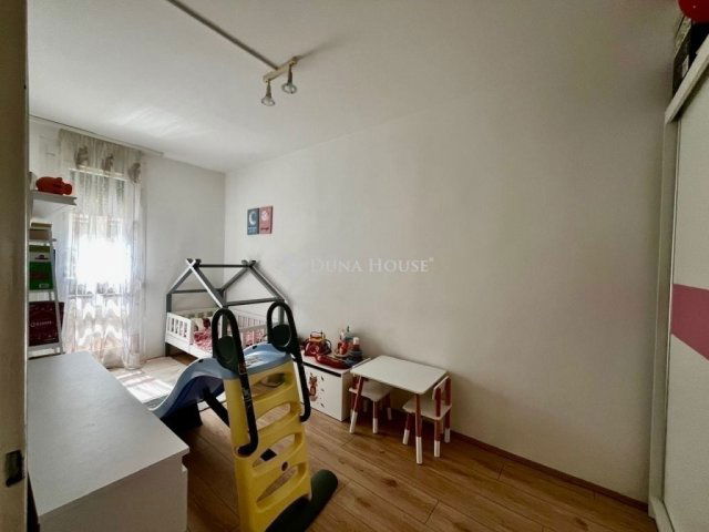 Eladó panellakás, Pécsett 49.9 M Ft, 3 szobás