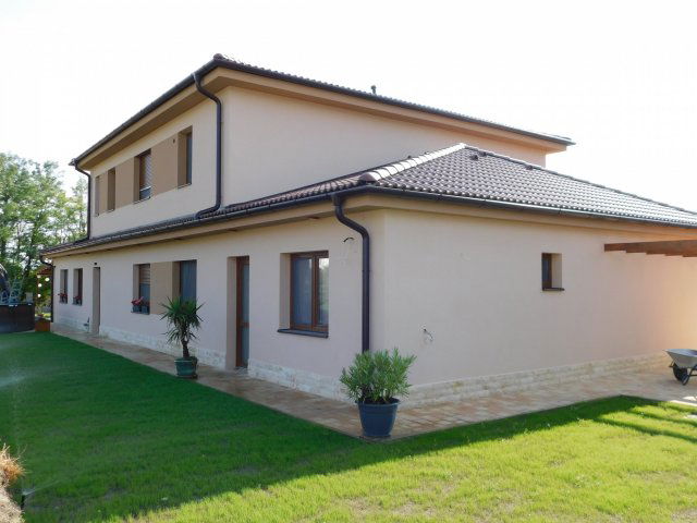 Eladó családi ház, Balatonfűzfőn 270 M Ft, 5+4 szobás