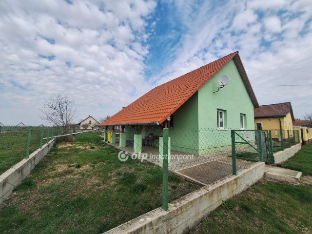 Eladó családi ház, Bucsán 25 M Ft, 2 szobás