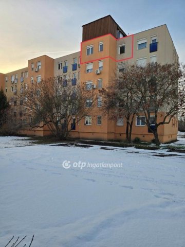 Eladó panellakás, Pápán 26.5 M Ft, 1+1 szobás